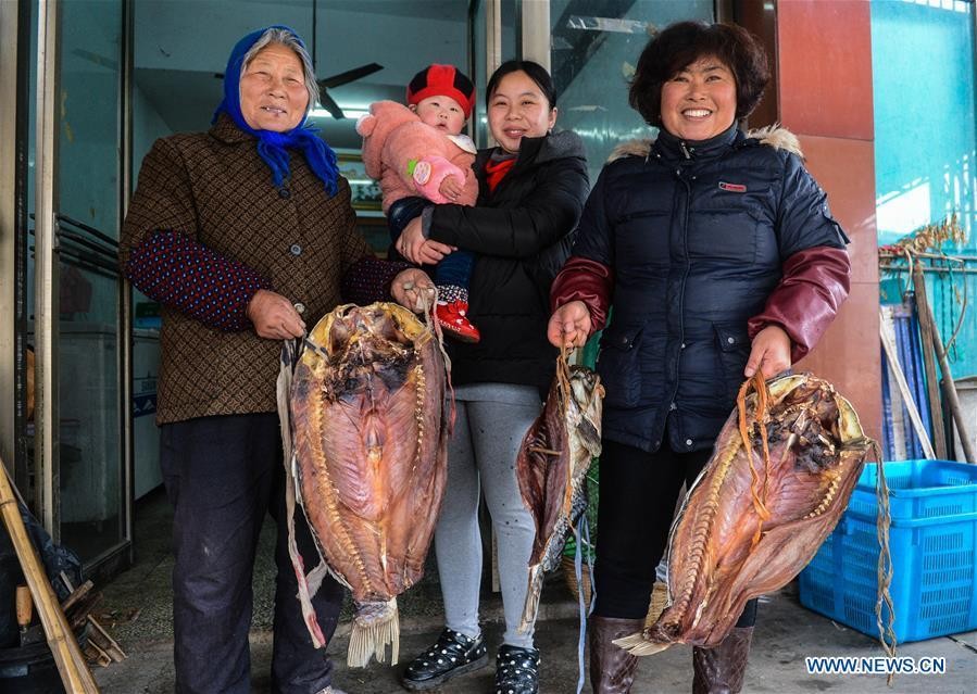 Cá khô là một trong những thực phẩm Tết mà người dân trong làng Huanlou ở ngoại ô thành phố Hồ Châu, tỉnh Chiết Giang, chế biến.