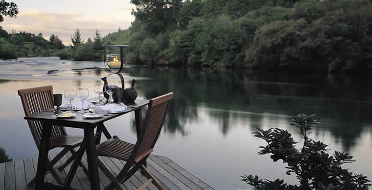 Huka Lodge, New Zealand: Được mệnh danh là một trong những nhà hàng lãng mạn nhất thế giới, Huka Lodge (New Zealand) sẽ đem đến cho bạn những “trải nghiệm” mà không một nhà hàng nào có thể mang lại. Bạn sẽ được thưởng thức các món ăn ngon trong những khung cảnh đẹp đến ngất ngây lòng người.