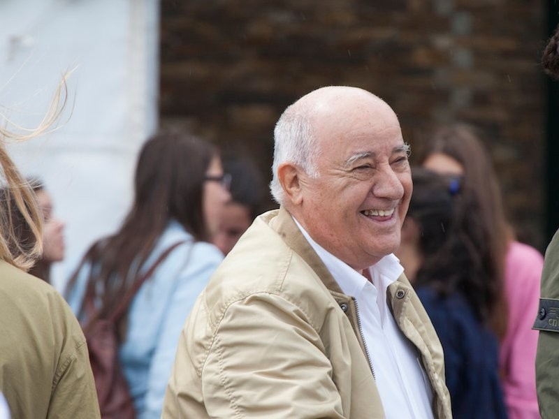 1. Amancio Ortega (Tây Ban Nha), tổng tài sản: 66,8 tỷ USD, 79 tuổi: Amancio Ortega là tỷ phú giàu nhất thế giới trong lĩnh vực bán lẻ nhờ việc ông sở hữu hãng thời trang khổng lồ ở Tây Ban Nha là Inditex. Phần lớn thành công của hãng Inditex đạt được là có sự góp công của công ty thời trang khổng lồ Zara, thương hiệu lớn nhất của tập đoàn.