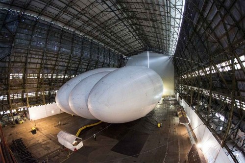 Trước đó, chiếc Airlander 10 trải qua một thử nghiệm hồi tháng 10 năm ngoái. Tuy nhiên, đó chỉ đơn giản là bài thử nghiệm khi bơm đầy khí heli. Sắp tới, chiếc  máy bay lớn nhất thế giới này sẽ cất cánh sau khi đã được gắn hoàn chỉnh động cơ.