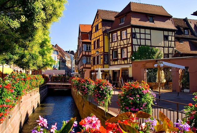 Làng Colmar tọa lạc ngay bên dòng sông Lauch và là ngôi làng lớn thứ ba của miền Đông Bắc. Nơi đây nổi tiếng và thu hút du khách nhờ các  ngôi nhà trang trí ngập hoa. 