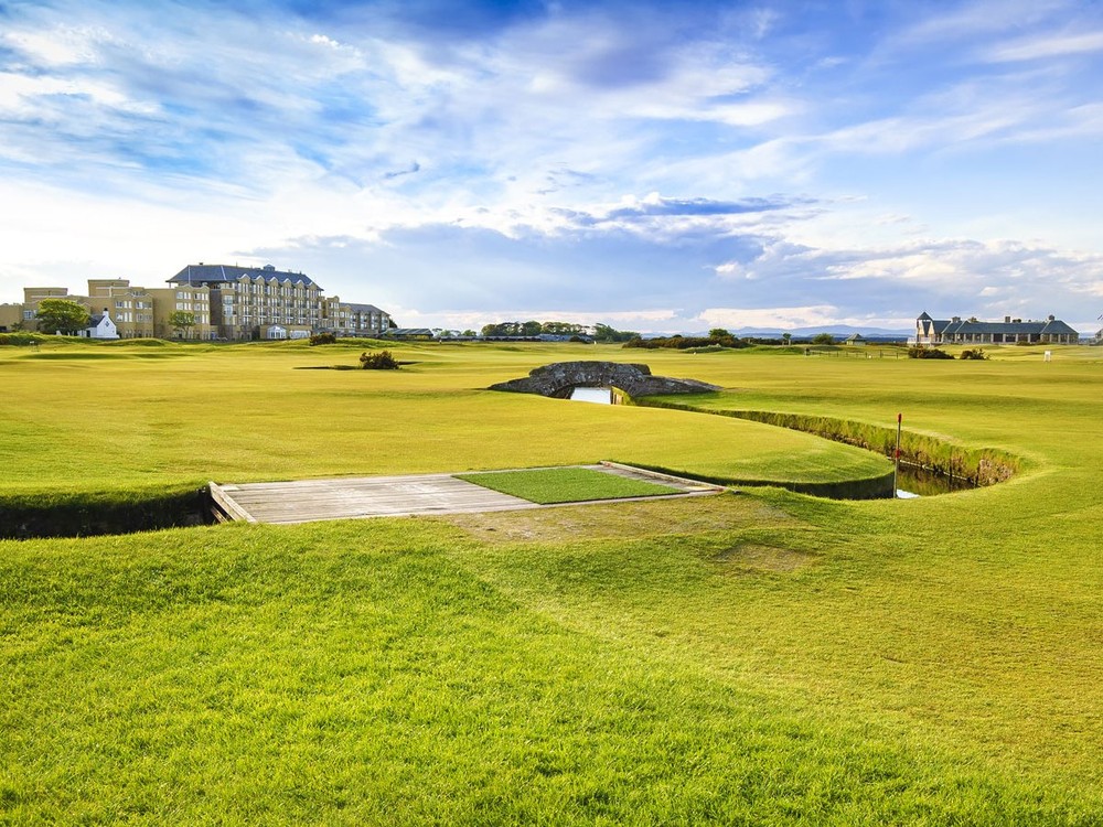 Old Course tại St Andrews ở Scotland là một trong những sân golf lâu đời nhất và mang tính biểu tượng nhất thế giới.  Sân golf tuyệt đẹp này ra đời từ thế kỷ 15 và đến nay, nó vẫn mở cửa cho công chúng.