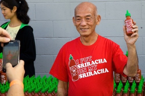 Tương ớt Sriracha là một trong những  thực phẩm Việt Nam gây sốt trên báo ngoại và khấy đảo thị trường tiêu dùng nước ngoài. Đại gia Việt Nam David Trần (71 tuổi) được coi là ông hoàng tương ớt gốc Việt tại Mỹ. Ông đã sáng chế tương ớt từ hai bàn tay trắng và đến nay hầu hết mọi người dân Mỹ đều biết đến tương ớt của ông Trần qua công ty mang tên Huy Fong Foods.