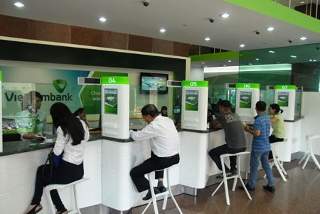 Chèo lái Vietcombank, các sếp trong Hội đồng quản trị (HĐQT) và Ban kiểm soát (BKS) nhận lương trung bình 1,9 tỷ đồng/năm/người trong năm 2016. Đây vẫn chưa phải là mức thù lao cao nhất cho  sếp lớn doanh nghiệp Việt.