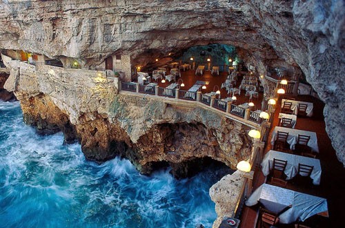 Ăn tối trong hang động tại nhà hàng Ristorante Grotta Palazzese ở Puglia, Italy. Đây là một trong những nhà hàng độc dị sẽ để lại cho bạn những ấn tượng khó quên.