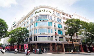 Là đơn vị trực thuộc Parkson Holdings Berhad (PHB) - Công ty đầu tư của Tập đoàn Lion (Malaysia),  Parkson tham gia vào thị trường Việt Nam từ năm 2005 và trở thành một trong những siêu thị bán lẻ hàng hiệu đầu tiên xuất hiện tại nước ta. Trong hình là Trung tâm thương mại Parkson Saigon Tourist Plaza (35 bis Lê Thánh Tôn, Quận 1) là TTTM đầu tiên của Parkson tại Việt Nam. Ảnh: Sở VH-TT-DL.