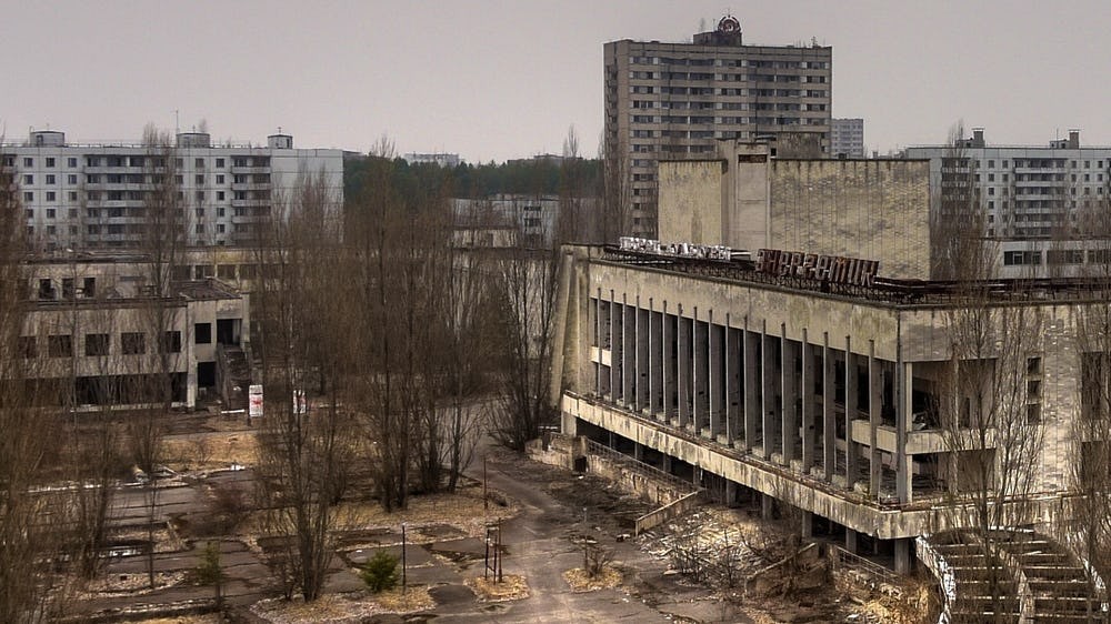 1. Thảm họa Chernobyl phá hủy thành phố Pripyat của Ukraine: Thảm họa hạt nhân Chernobyl sẽ mãi mãi là một trong những thảm hoạ hạt nhân tồi tệ nhất mọi thời đại. Pripyat đã bị bỏ hoang hoàn toàn sau khi nhà máy điện hạt nhân Chernobyl gặp sự cố, nổ tung vào năm 1986.