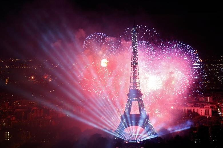 Hình ảnh pháo hoa được bắn ngay tháp Eiffel nhân kỷ niệm 228 năm  Quốc khánh Pháp.