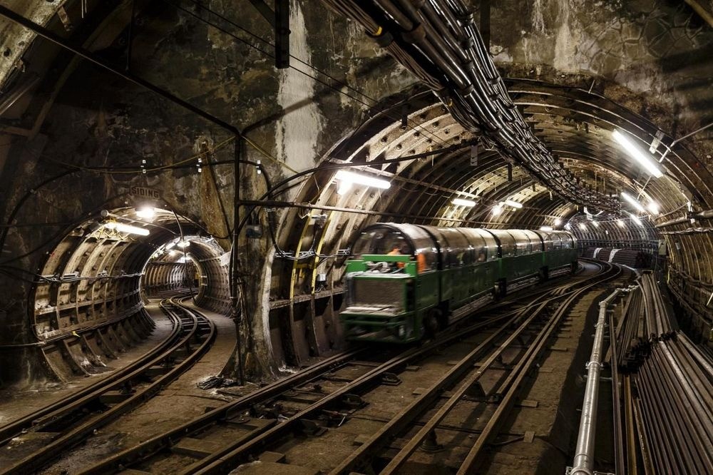  Đường hầm thư tín ở London có tên Mail Rail, dài khoảng 10 km, hoạt động từ sau thế chiến 1 cho đến năm 2003 và từng chuyển trên dưới 4 triệu lá thư mỗi ngày. Ảnh: The Postal Museum and Mail Rail.