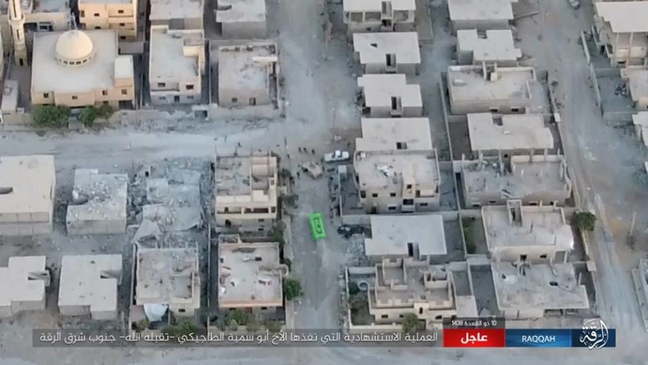 Al Masdar News đưa tin ngày 3/8, phiến quân IS dường như đang tuyệt vọng trong cuộc chiến ở Raqqa (Syria) và chúng đang tăng cường thực hiện các vụ  đánh bom tự sát nhằm vào lực lượng người Kurd trong thành phố này. Ảnh: AMN.