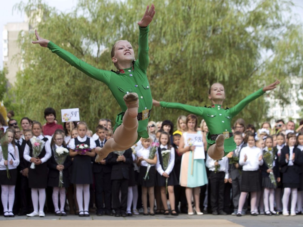 Belarus: Học sinh biểu diễn chào mừng  ngày đầu bước vào năm học mới tại trường học ở Minsk. Ảnh: Reuters.