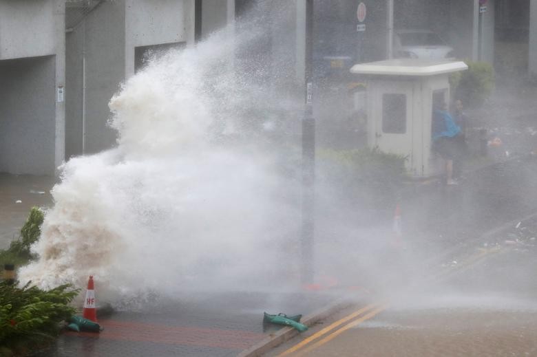 Ngày 23/8, cơn bão số 6 Hato tàn phá Hong Kong và các thành phố ven biển Đông Nam Trung Quốc. Trong đó Macau, Hong Kong và Quảng Đông là những khu vực chịu ảnh hưởng nặng nề nhất. Bão số 6 khiến 10 người thiệt mạng, hàng nghìn người phải di tản, đường phố bị ngập lụt. Ảnh: Reuters.