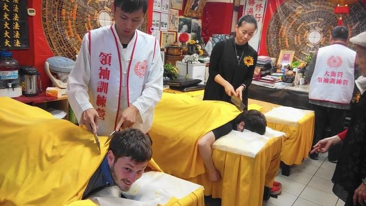  Massage thư giãn bằng dao phay là hình thức trị liệu truyền thống của Trung Hoa, sử dụng hai chiếc dao phay bản to vỗ nhẹ trên lưng và hai vai, giúp giải phóng năng lượng trong cơ thể và lưu thông máu dễ dàng hơn. Ảnh: For The Times.