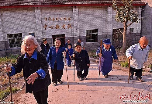 Yangsi còn có tên gọi khác là  làng người lùn, không phải là kết quả của hôn nhân cận huyết mà từ một căn bệnh từ những năm 20 của thế kỷ trước khiến con người khó có thể vận động, chân tay yếu và không phát triển.