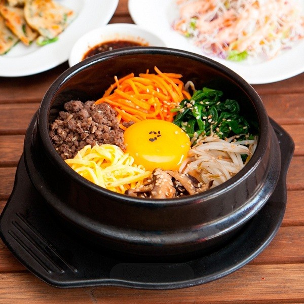 Bibimbap (Cơm trộn Hàn Quốc) là một món ăn rất đặc biệt ở Hàn Quốc. Nguyên liệu gồm cơm trắng, các loại rau và thịt. Đây là món ăn bạn nên thử khi đến với  quê hương của HLV Park Hang Seo.