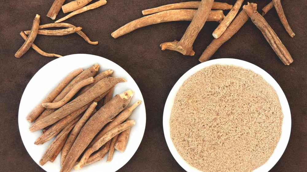 Ashwagandha (sâm Ấn Độ) là một loại dược liệu có hiệu quả trong điều trị  xuất tinh sớm ở nam giới. Lấy một nửa thìa cà phê bột ashwagandha và trộn nó vào một cốc sữa dê, uống hai lần/ngày. Lưu ý: Sữa dê có hiệu quả hơn sữa bò.