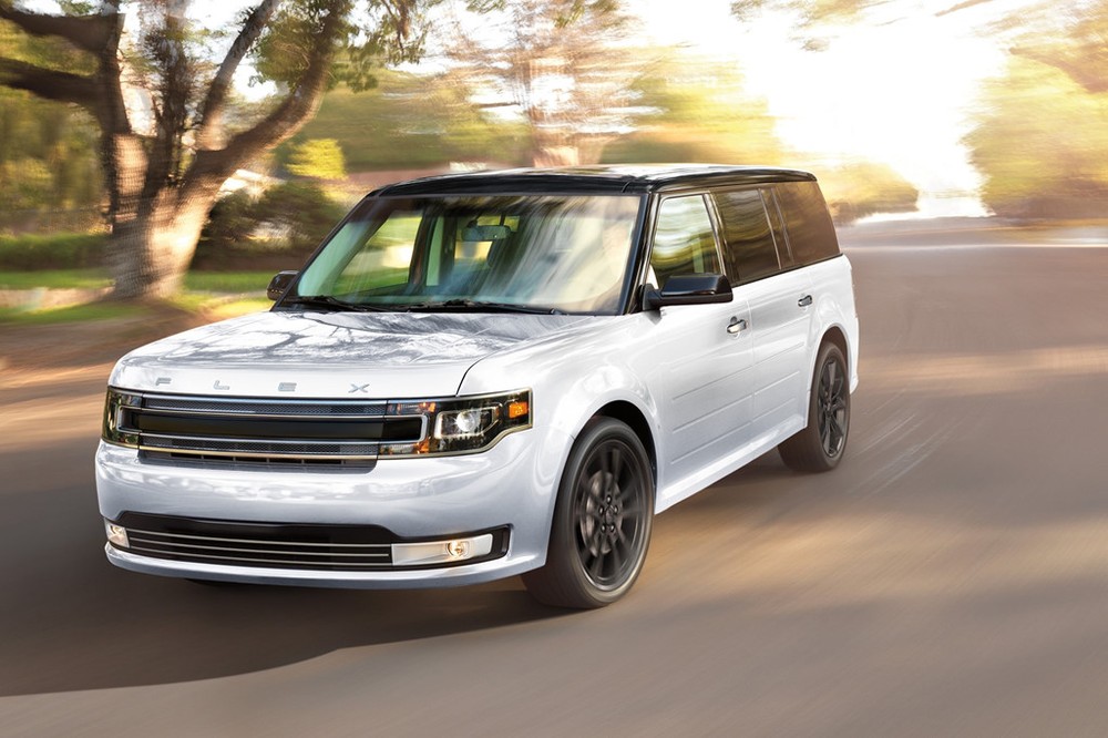 Ford Flex - 2008: Ra mắt cách đây một thập kỷ, nhưng Ford Flex sở hữu thiết kế hiện đại không thua kém những  mẫu xe khác cùng phân khúc ngày nay. Flex là mẫu xe đầu tiên của Ford được xây dựng trên nền tảng D4 và đã tạo được tiếng vang lớn thời bấy giờ. Đến năm 2013, chiếc SUV nhận được một bản cập nhật, nhưng thay đổi chủ yếu đến từ thiết kế, còn cấu trúc gần như được giữ nguyên.