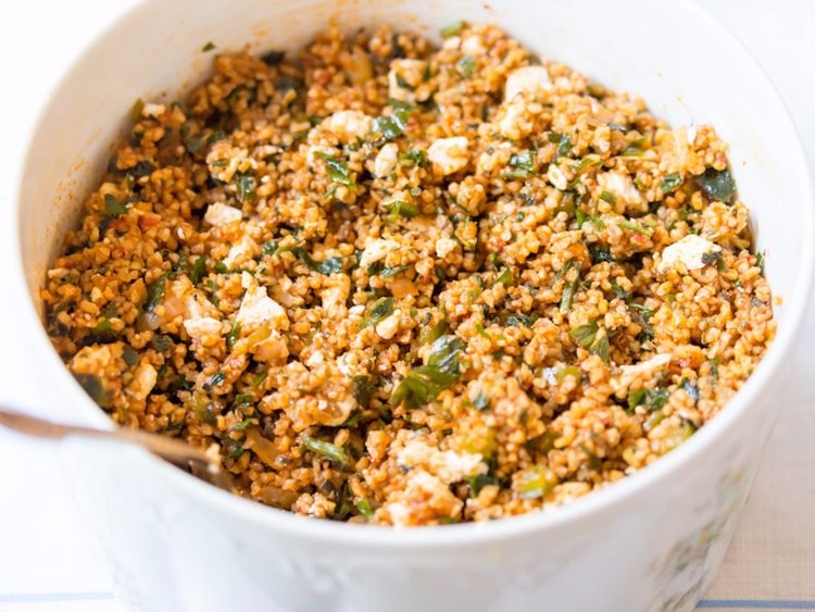 Quinoa (Hạt diêm mạch): Hầu hết các loại ngũ cốc chứa rất ít protein, nhưng hạt quinoa lại chứa hơn 7 gram protein cho mỗi cốc, bao gồm tất cả các axit amin thiết yếu cơ thể cần để phục hồi và phát triển mà không thể tự sản xuất.