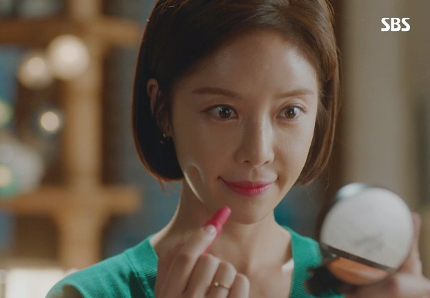 Hwang Jung Eum trong phim The Undateables sử dụng dòng son Clio Rouge Heel Velvet với màu 11.