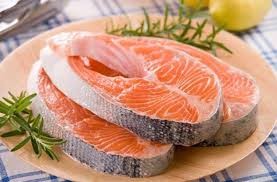 Những loại cá chứa nhiều axit béo omega-3 như cá hồi, cá thu, cá trích, cá mòi, cá ngừ... giúp làn da của bạn luôn mềm mại, được giữ ẩm và giảm viêm. Những loại cá ngày cũng rất giàu vitamin E, kẽm và nhiều khoáng chất giúp loại bỏ mụn trứng cá và kích ứng da.