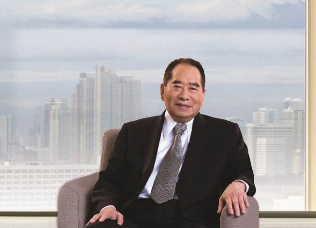 1. Ông Henry Sy (93 tuổi - 18,3 tỷ USD) - Sở hữu khối tài sản trị giá 18,3 tỷ USD, ông Henry Sy hiện là tỷ phú giàu nhất Philippines và đứng thứ 52 thế giới. Theo xếp hạng của Forbes, ông Sy vẫn giữ vững vị trí tỷ phú giàu nhất Philippines suốt 11 năm qua. Ông là người sáng lập kiêm Chủ tịch Tập đoàn bán lẻ SM Group lớn nhất nước này, từng đạt doanh thu 6,7 tỷ USD trong năm 2016. Tỷ phú này bắt đầu tự kinh doanh với một cửa hàng giày dép sau quá trình tiết kiệm đủ tiền từ phụ giúp trông coi cửa hàng tiện lợi của gia đình.