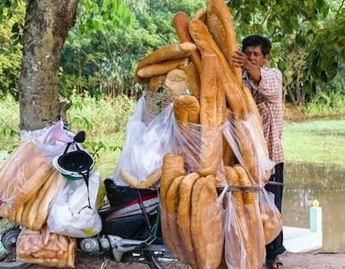  Bánh mì khổng lồ ở An Giang hấp dẫn mọi người không chỉ bởi kích thước khủng mà còn ở độ giòn, đặc ruột và thơm lừng.