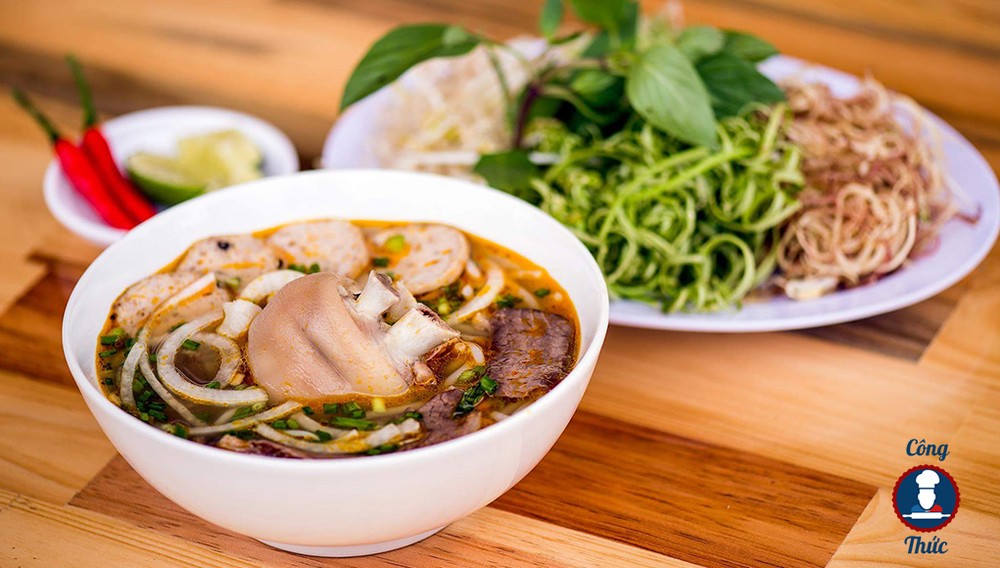 Bún bò Huế: Trong những ngày thời tiết Hà Nội chuyển mùa se lạnh, còn gì hấp dẫn hơn bún bò Huế cay tê, thơm nồng cơ chứ. Tô bún bò Huế thường rất đầy đặn với những sợi bún to, rồi chân giò, thịt bò chín, chả cua, huyết heo.