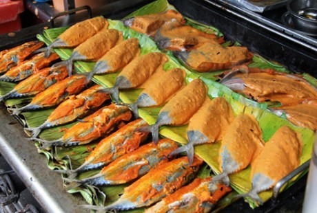 Món cá nướng Ikan Bakar: Trong ẩm thực Malaysia, Ikan bakar là món cá nướng ướp gia vị độc đáo của người dân nơi đây. Cá tươi được tẩm rất nhiều tương ớt, lót một lớp lá chuối phía dưới và được nướng trên than củi.