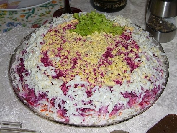 Salad Shuba (salad cá trích) có lẽ là món ăn kỳ lạ nhất của nước Nga đối với du khách. Món ăn này mặc đù được đa số những người từng thưởng thức đánh giá là ngon tuyệt vời, nhưng cũng có không ít người không ăn được.