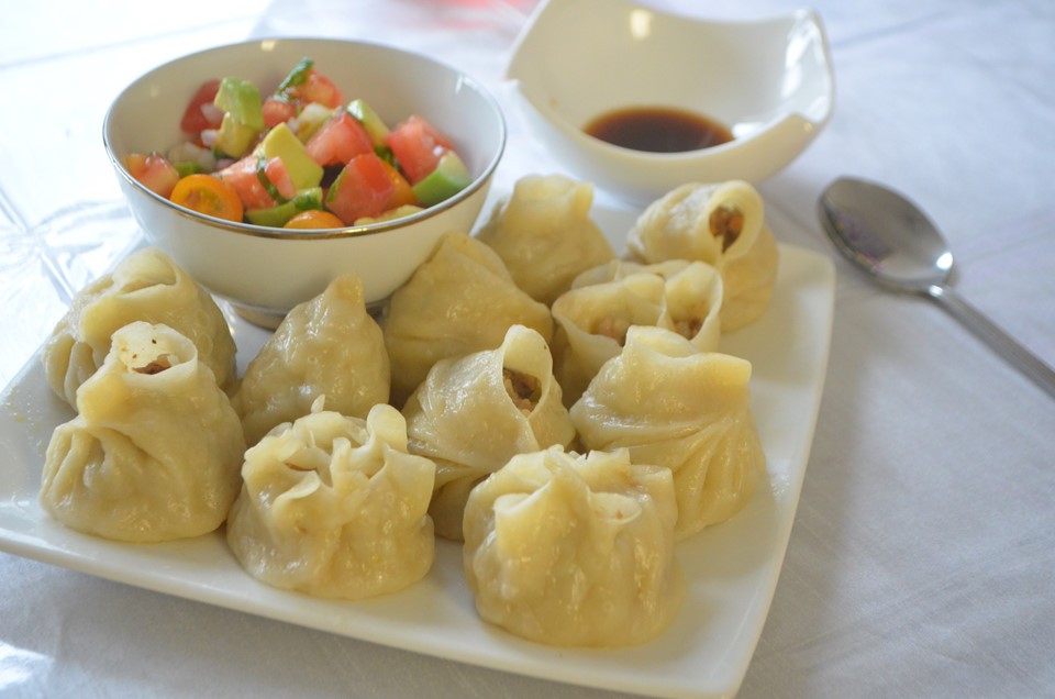 Bánh buuz, Mông Cổ: Tết cổ truyền ở Mông Cổ có tên gọi là Tsagaan Sar (Tết Tháng Trắng). Vào dịp này, ngoài những món ăn làm từ thịt cừu, thịt ngựa, bất cứ gia đình nào cũng sẽ làm  món bánh năm mới có tên buuz. Hình dáng bên ngoài bánh khá giống bánh bao, nhưng có vỏ làm bằng bột mì và nhân thịt cừu băm nhuyễn trộn hành tây. Ảnh: Altaaskitchen.