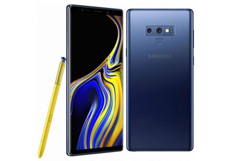 Về thiết kế,  Samsung Galaxy Note 9 không có nhiều khác biệt so với “đàn anh” Galaxy Note 8. Thay đổi đáng chú ý nhất là việc cảm biến vân tay được di chuyển xuống phía dưới cụm camera sau thay vì đặt ngang hàng như trước. Máy có số đo 161,9x76,4x8,8 mm, cân nặng 201 g. Galaxy Note 9 cũng hỗ trợ tính năng quét mống mắt.