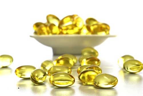 Vitamin E: Thành phần gồm 1 thìa cà phê mật ong, 1 thìa cà phê dầu dừa nguyên chất và vài giọt vitamin E. Trộn đều 1 thìa cà phê mật ong + 1 thìa cà phê dầu dừa nguyên chất và vài giọt vitamin E lại với nhau. Đắp một lớp hỗn hợp dày mặt nạ vừa trộn lên môi và để qua đêm. Sáng rửa sạch bằng nước ấm rồi dùng một chiếc khăn mềm để lau nhẹ môi.