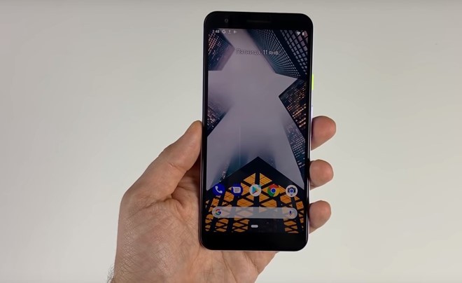 Google thường bị rò rỉ hình ảnh và video về các sản phẩm trước ngày ra mắt. Mẫu Google Pixel 3 Lite xuất hiện trong video của Andro News có thiết kế không quá khác biệt so với Pixel 3. Máy có camera đơn phía sau và viền đen khá dày ở mặt trước.