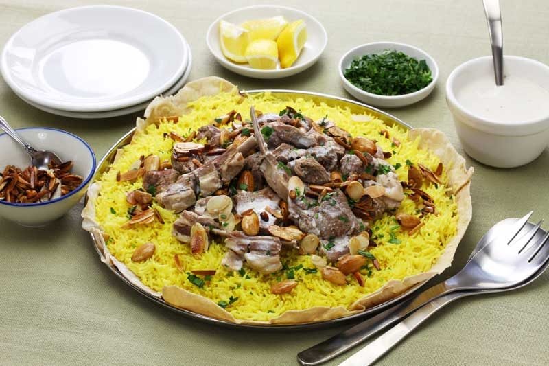 Mansaf là  món ăn truyền thống của Jordan với thịt cừu nấu cùng các loại gia vị thảo mộc và sữa chua. Bất kể sáng hay trưa hoặc chiều tối, người Jordan sử dụng món Mansaf vừa để no bụng vừa như là món ăn “tinh thần” không thể thiếu trong cuộc sống hàng ngày.