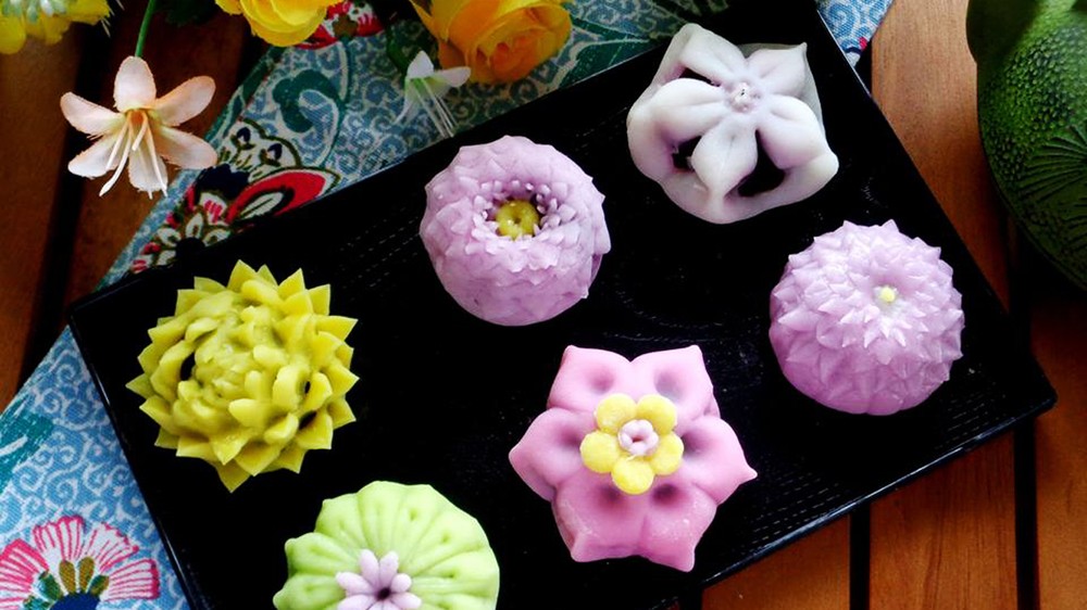 Wagashi không chỉ là món bánh ngọt thông thường, mà còn là bộ môn nghệ thuật đặc biệt tinh tế và độc đáo của Nhật Bản.