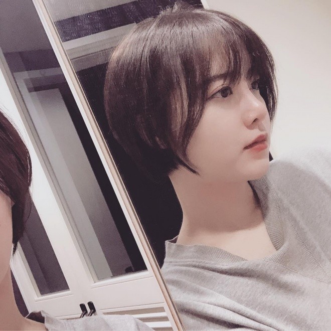 Luôn được ngợi ca là người đẹp không tuổi “đáng gờm” nhất nhì showbiz Hàn, Goo Hye Sun vẫn giữ được nhan sắc tươi trẻ dù đã 34 tuổi. Trông cô chẳng khác gì gái đôi mươi nhờ mái tóc ngắn cá tính.