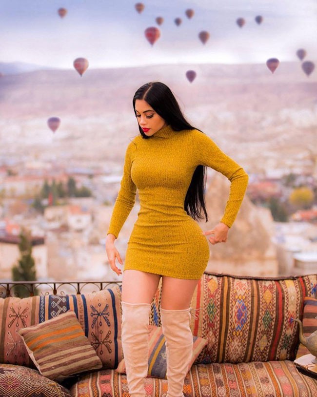 Jailyne Ojeda Ochoa (sinh năm 1997) là một người mẫu, một hot girl phòng gym nổi tiếng ở Mỹ. Cô sở hữu số đo vòng 3 là 101cm, không hề kém cạnh mà còn đẹp hơn bội phần so với Kim Kardashian.