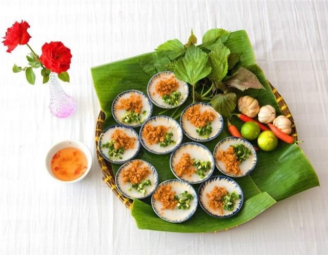 Bánh Khọt: Đây là món  đặc sản Vũng Tàu nổi tiếng nhất định bạn nên thử. Món bánh này được làm bằng nguyên liệu bột gạo, trên mặt bánh thường được rắc thêm lớp bộ tôm chấy. Ngoài nhân tôm, bánh có thể được thay bằng nhân thịt heo, thịt bò, mực, sò điệp… Bánh thường được ăn kèm với nước mắm pha chua ngọt, các loại rau sống như cải xanh, xà lách, tía tô, đu đủ và cà rốt thái sợi…