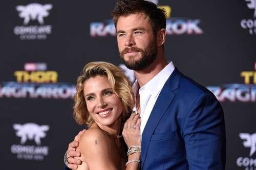 Elsa Pataky là người vợ “đầu ấp tay gối” của Chris Hemsworth suốt gần 10 năm qua. Hơn chồng những 7 tuổi, lại đã trả qua 3 lần sinh nở nhưng đến chính “Thần Sấm” có lần phải thừa nhận rằng vợ trông còn trẻ hơn cả mình.