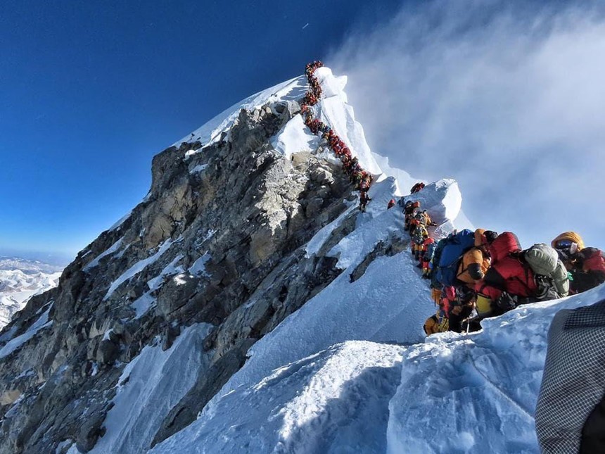 'Tắc đường' lên đỉnh Everest, người leo núi đối mặt tử thần