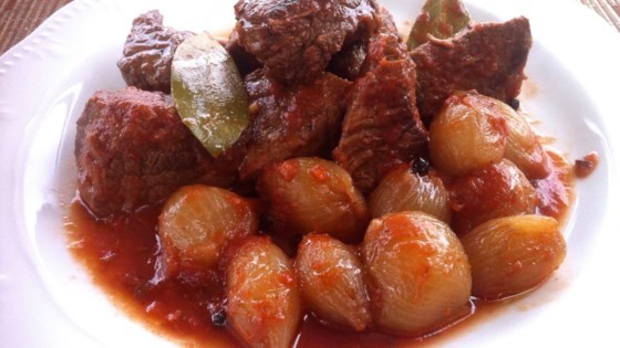 Stifado là một trong những món ngon hấp dẫn nhất của Hy Lạp. Các thành phần chính trong món stifado bao gồm hành tây, rượu vang đỏ, dấm, quế và mật ong. Thực khách có thể lựa chọn ăn chung với hầu hết các loại thịt như thịt bò, thịt thỏ, thịt lợn hoặc bạch tuộc. Món stifado ngon nhất khi dùng thật nóng chung với bánh mì tươi, cơm, mì ý hoặc khoai tây nghiền.