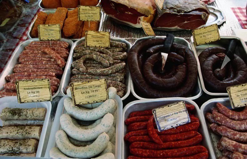 1. Andouille: Andouille là một loại xúc xích được làm từ ruột và dạ dày của lợn. Đôi khi có bổ sung thêm những bộ phận khác như thịt cổ, vú, thịt thủ hoặc nội tạng lợn. Hai địa danh được cho là chuyên sản xuất món andouille đích thực là Normandy và Brittany.