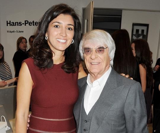 Ông trùm tỷ phú F1 Bernie Ecclestone có một người vợ kém ông 46 tuổi. Sau lần ly hôn gần nhất vào năm 2009, Ecclestone đã thề sẽ "sống độc thân đến hết đời". Tuy nhiên, mọi thứ đã được vị doanh nhân này “đưa vào dĩ vãng” khi bước tiếp với một cô gái trẻ hơn mình 46 tuổi. Ảnh: checkhookboxing.