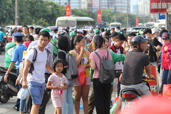 Bên cạnh mật độ phương tiện giao thông trong nội đô bắt đầu nhộn nhịp, thì ở các cửa ngõ, từ trong các bến xe cho đến ngoài đường, rất đông người “tay xách nách mang” đồ đạc lỉnh kỉnh trở lại Thủ đô. Phóng viên báo Tin tức ghi nhận tại  bến xe Giáp Bát vào cuối giờ chiều 2/9. Cổng bến xe Giáp Bát đông đặc người xuống xe, người đi đón.