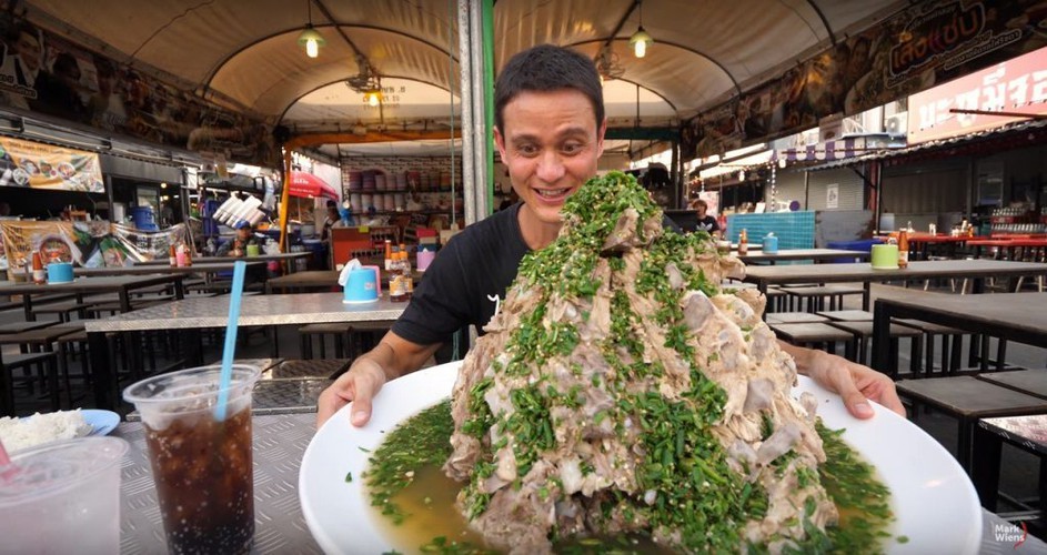 Quán ăn trong chợ Talad Rot Fai ngày càng trở nên nổi tiếng với món sườn siêu cay khổng lồ (Laeng Saeb). Món ăn này vĩ đại đến mức được thực khách ví như ngọn núi Everest bởi độ hoành tráng cũng như độ cao của nó.