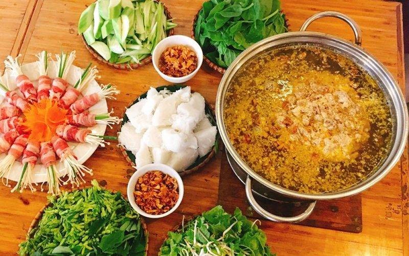 Lẩu riêu cua: Thuộc nhóm  món lẩu quen thuộc nên lẩu riêu chưa bao giờ hết quyến rũ với thực khách Hà Thành. Lẩu riêu ngon, dễ thưởng thức và cũng dễ kết hợp với các loại thịt khác, như thịt bò, sườn sụn, gà, cua biển… Và khi thêm đĩa nấm phong phú như ở quán này thì món ăn càng khiến người ta phải xuýt xoa. Ảnh: Food Panda.