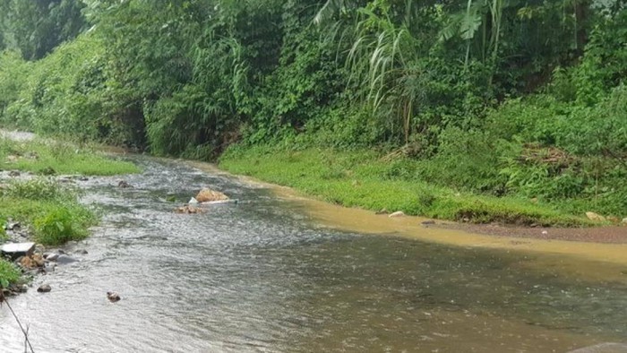 Theo thông tin người dân xã Phú Minh, huyện Kỳ Sơn, tỉnh Hòa Bình phản ánh: Từ tối 8/10, cùng thời điểm người dân Thủ đô xôn xao thông tin  nước máy Hà Nội bốc mùi lạ, khu vực suối đầu nguồn gần nhà máy nước sạch Sông Đà xuất hiện dầu nhớt đã qua sử dụng, có mùi khét rất khó chịu. Ảnh: Báo Giao Thông.