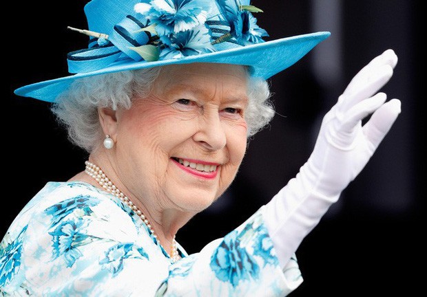 Dù tuổi cao, Nữ hoàng Elizabeth II vẫn giữ được thần thái sang trọng, tươi tắn và trẻ trung. Bên cạnh lối sống lành mạnh,  cách trang điểm cũng đóng vai trò quan trọng để làm tăng nét đẹp cho cụ bà 93 tuổi.