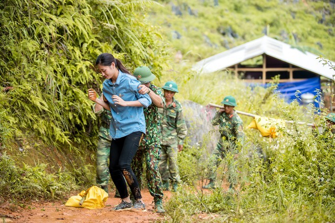 Hoa hậu Lương Thùy Linh vấp ngã khi làm từ thiện ở vùng cao