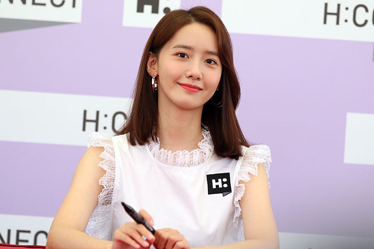 Nhiều nghệ sĩ Hàn Quốc và cả Yoona đã có mặt tại Hà Nội để dự lễ trao giải Asia Artist Awards (AAA 2019) diễn ra tại sân vận động Mỹ Đình vào tối 26/11. Yoona thu hút mọi ánh nhìn dù chỉ trang điểm nhẹ nhàng cùng phong cách thời trang đơn giản.